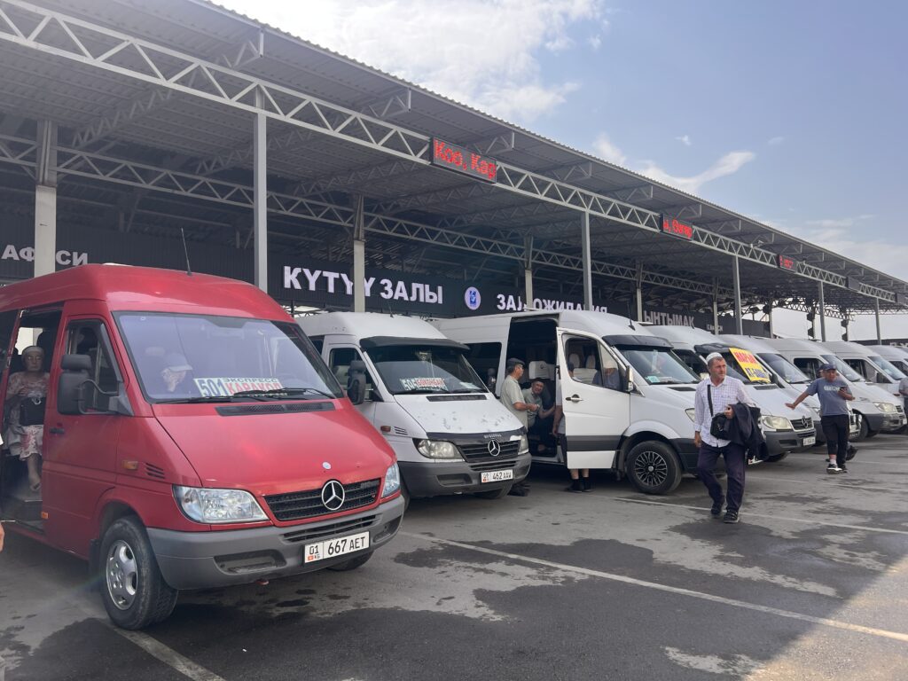 ビシュケクバスステーションのミニバス