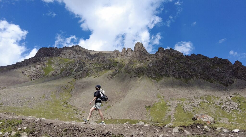 アルティンアラシャンを歩く人