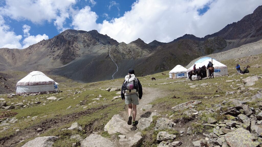 アルティンアラシャンユルトキャンプに到着