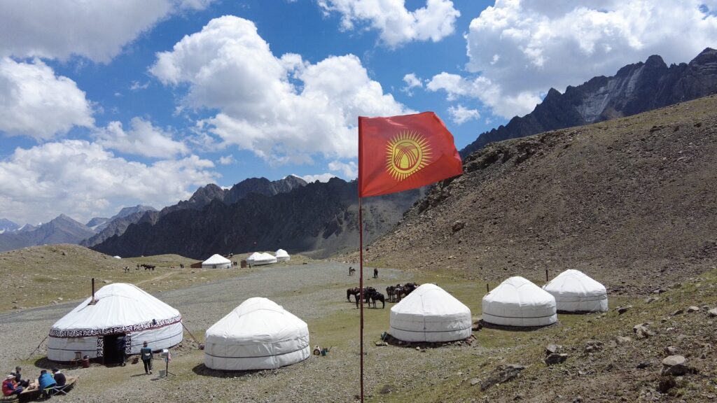 アルティンアラシャンのユルととキルギス国旗