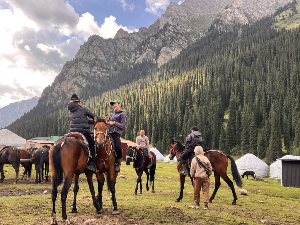 アルティンアラシャン馬を乗りこなす子どもたち