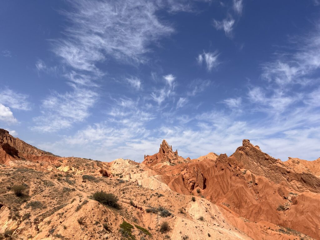 スカスカ渓谷と青い空