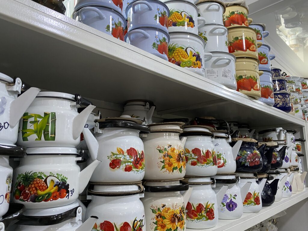 カラコルで見たホーローのやかん