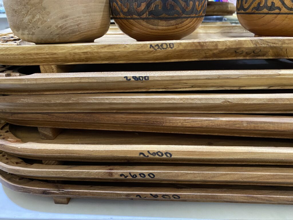 直接値段を書かれたお盆