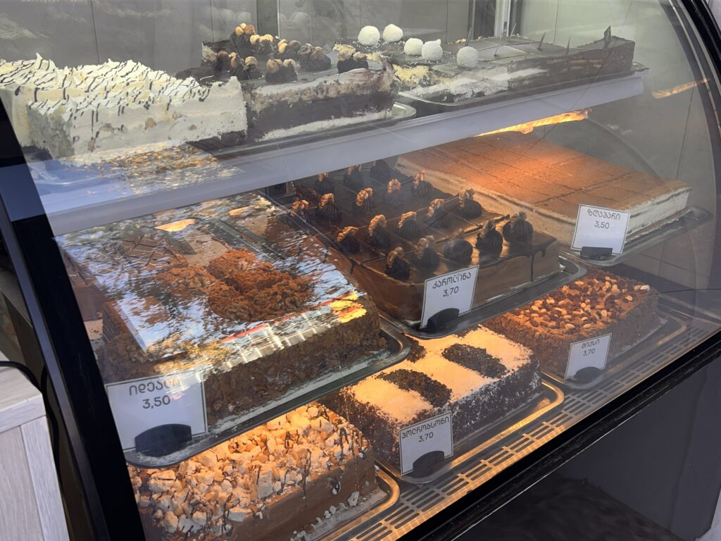 クタイシRafaelloショーケースのケーキ