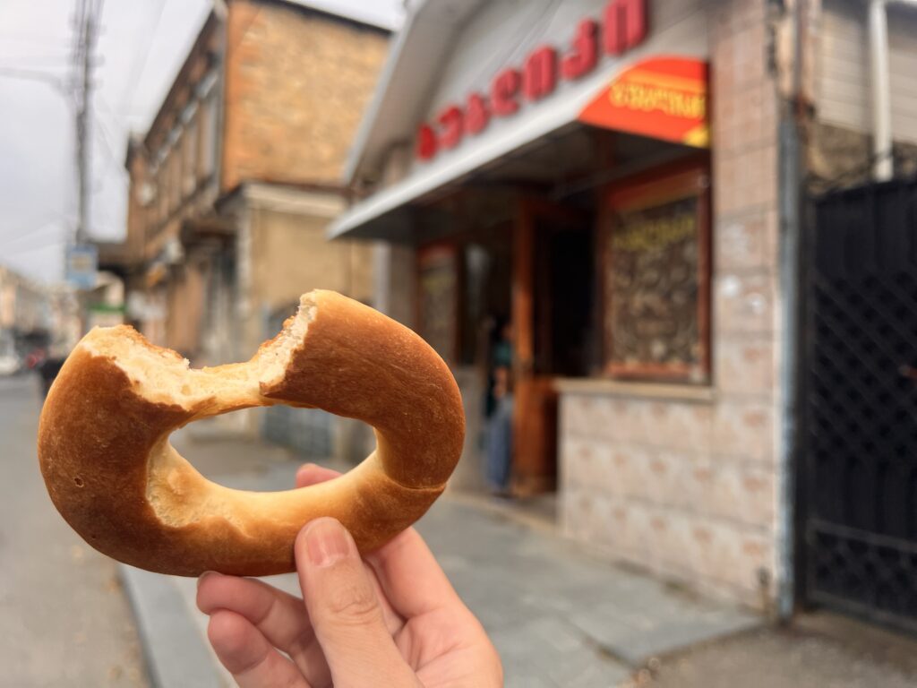 クタイシの丸いパン屋さん