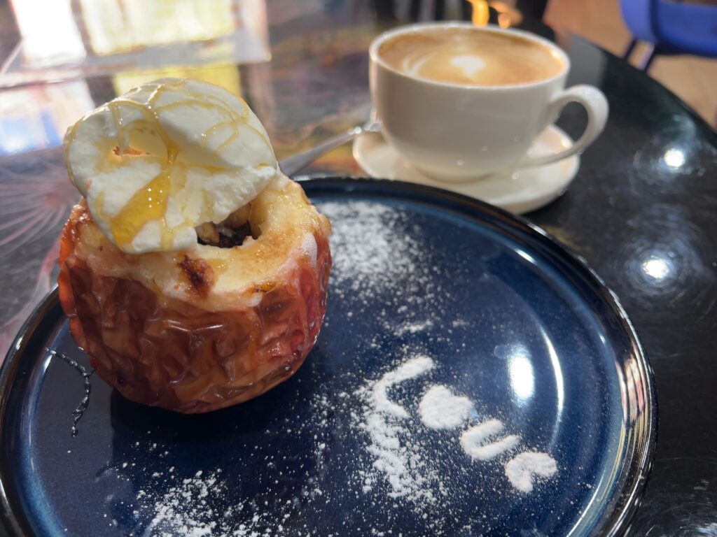 クタイシカフェりんごのデザート