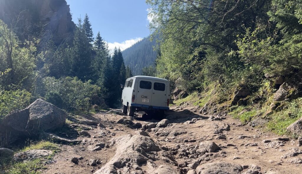 オフロード走るソ連車