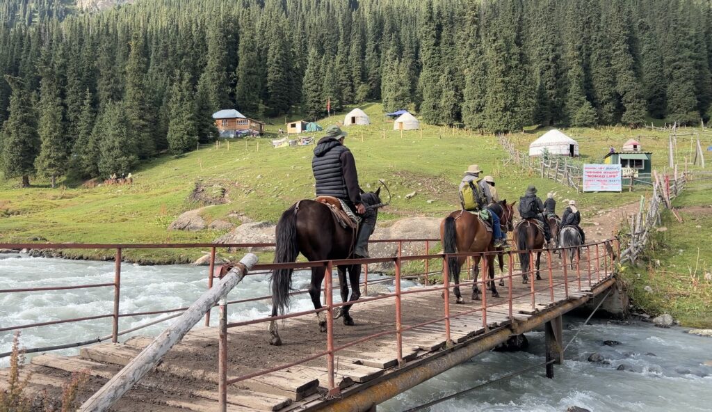 アルティンアラシャンを出発するホーストレッキングツアーの人たち