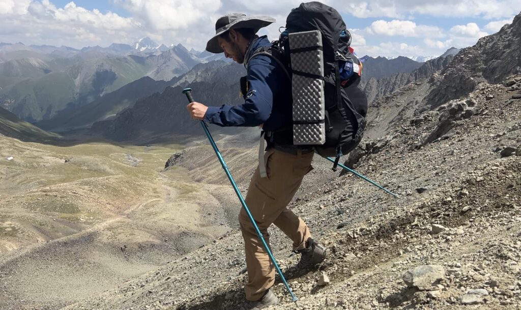 アラコル峠の急峻は坂下る人