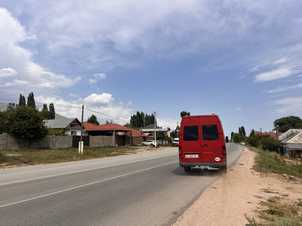 イシク・クル湖の湖畔のまち、korumdu