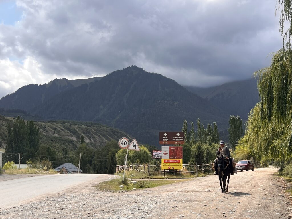 アクスー温泉とアルティンアラシャンとの分岐点