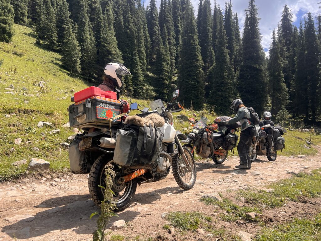 アルティンアラシャンバイクで向かう人たち