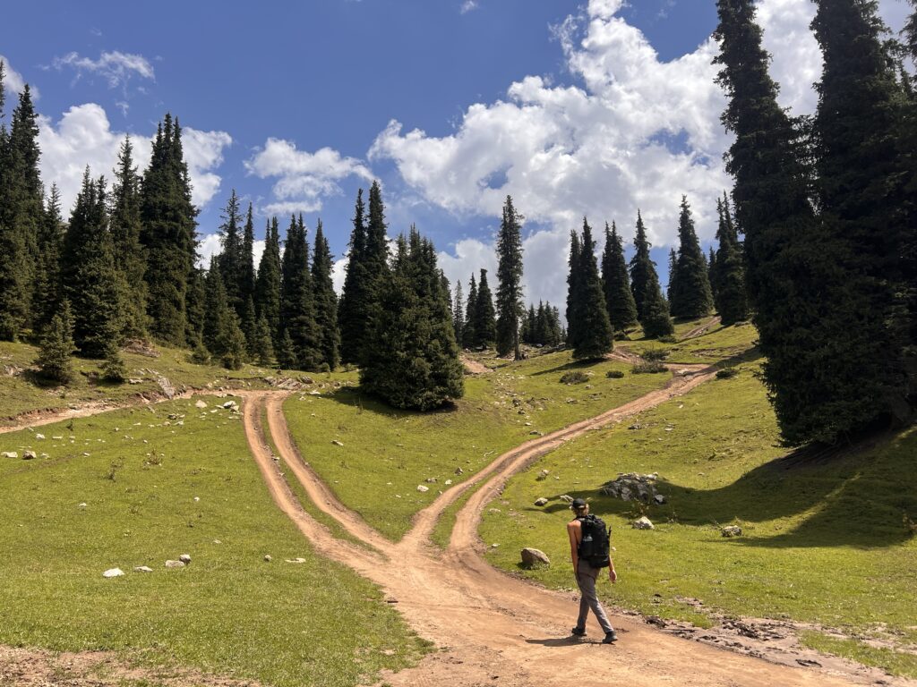 アルティンアラシャン丘を越えていく