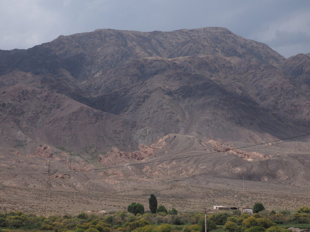 キルギスの茶色い山