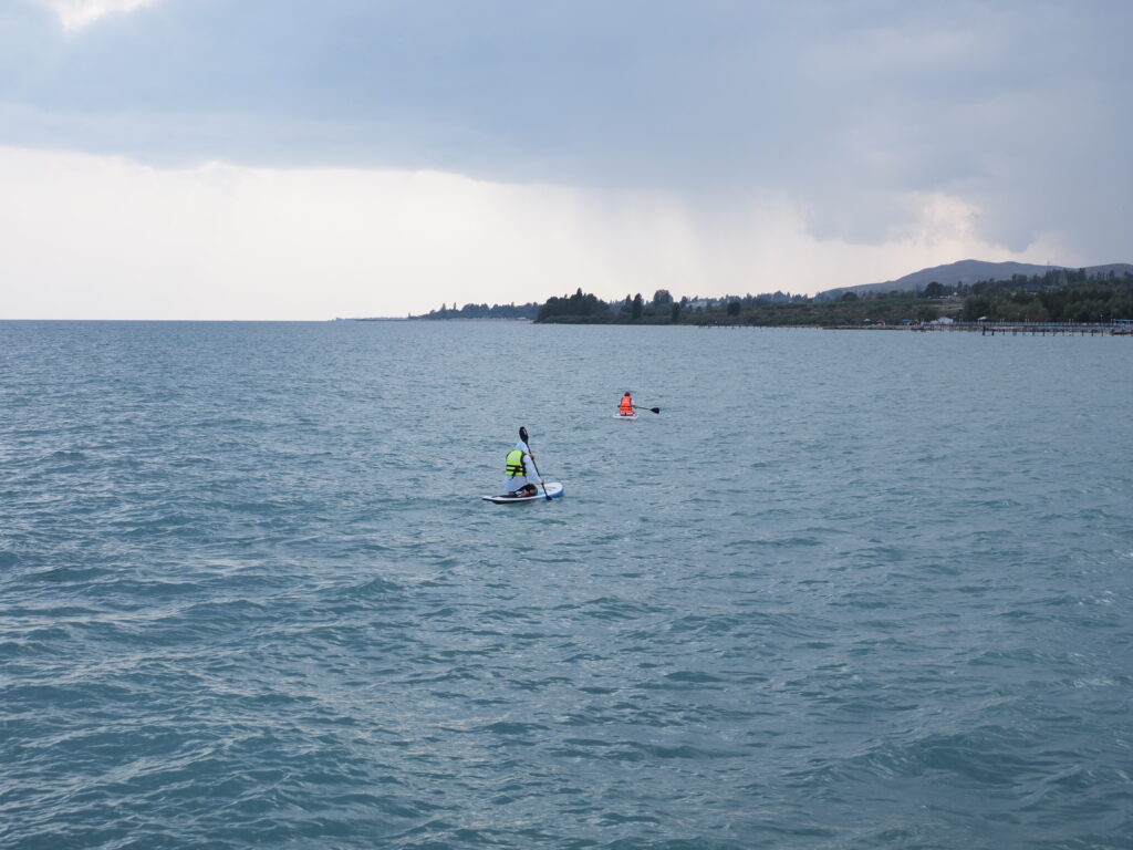 イシククル湖でSAPしている人たち
