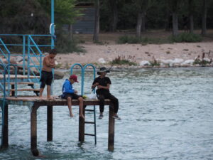 イシククルで釣りをする子ども