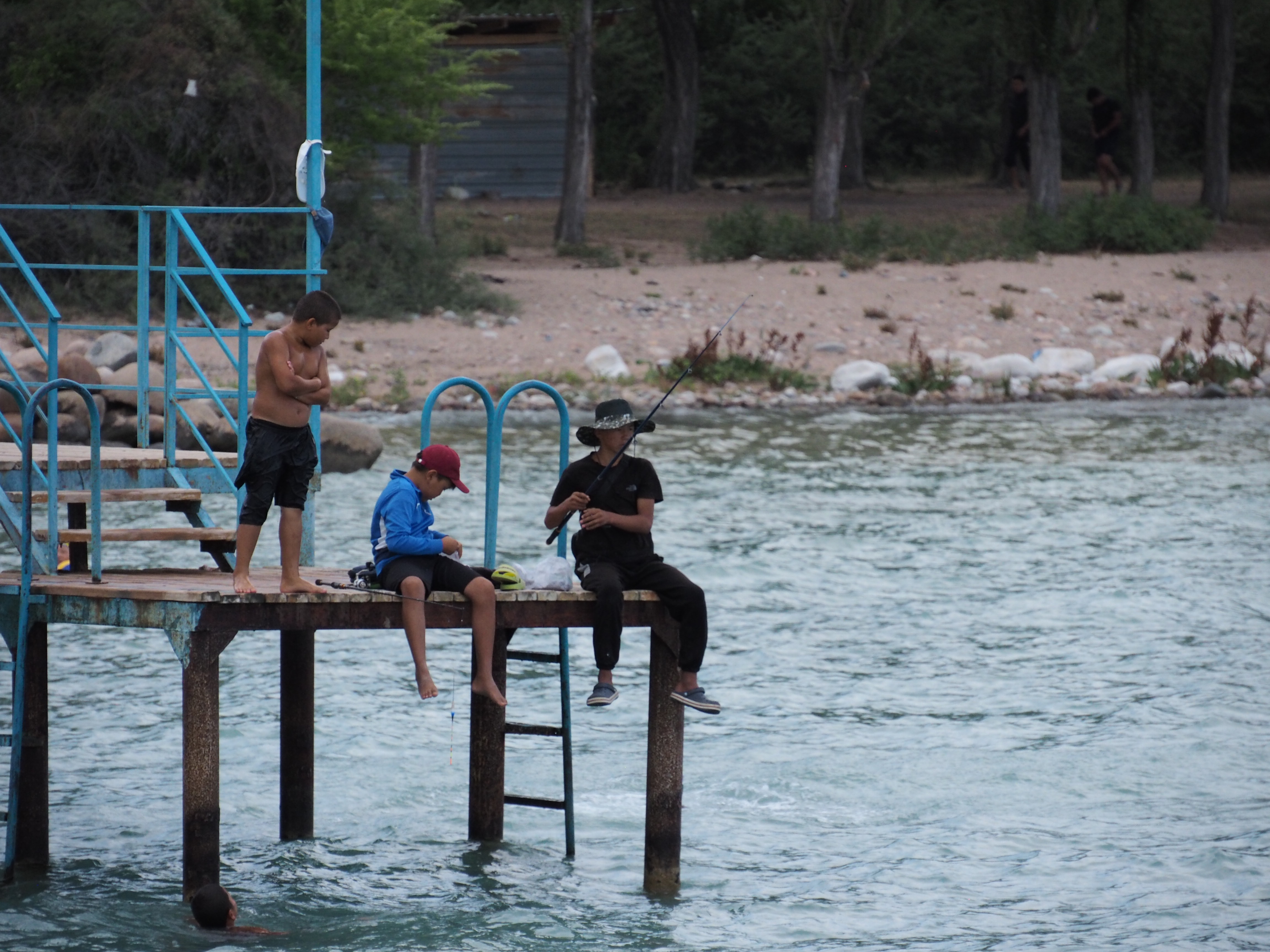 イシククルで釣りをする子ども