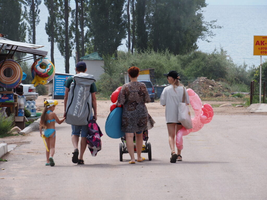キルギスビーチに向かうご家族