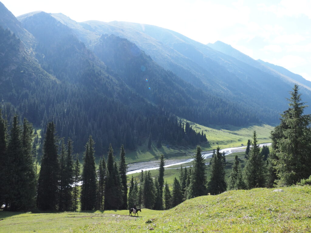 アルティンアラシャンで馬に乗る