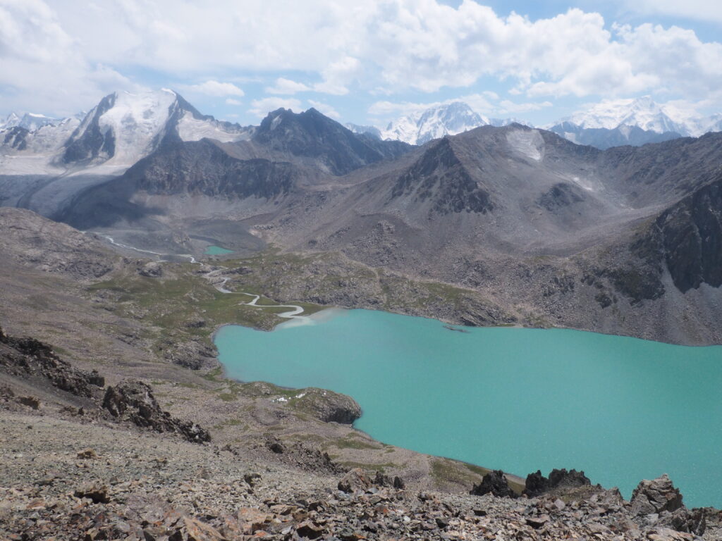 アラコル湖と天山山脈