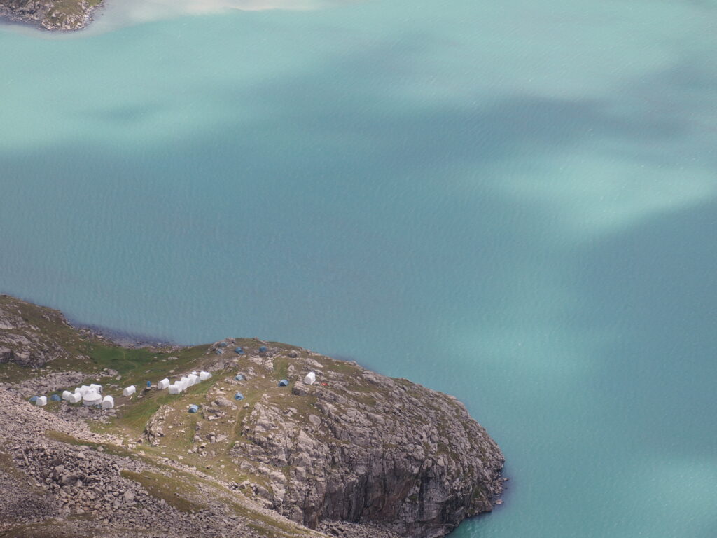 アラコル湖辺りのキャンプ