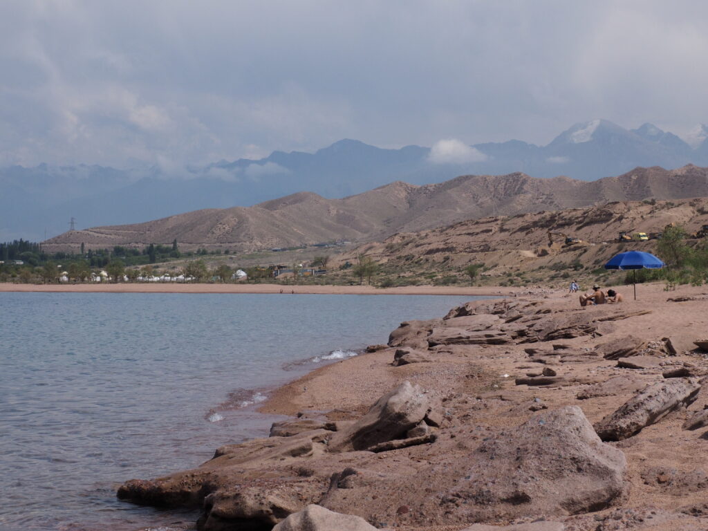 イシククル湖の湖畔