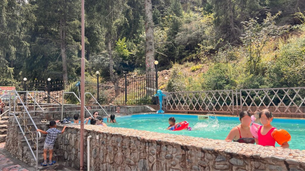 アクスー温泉プール