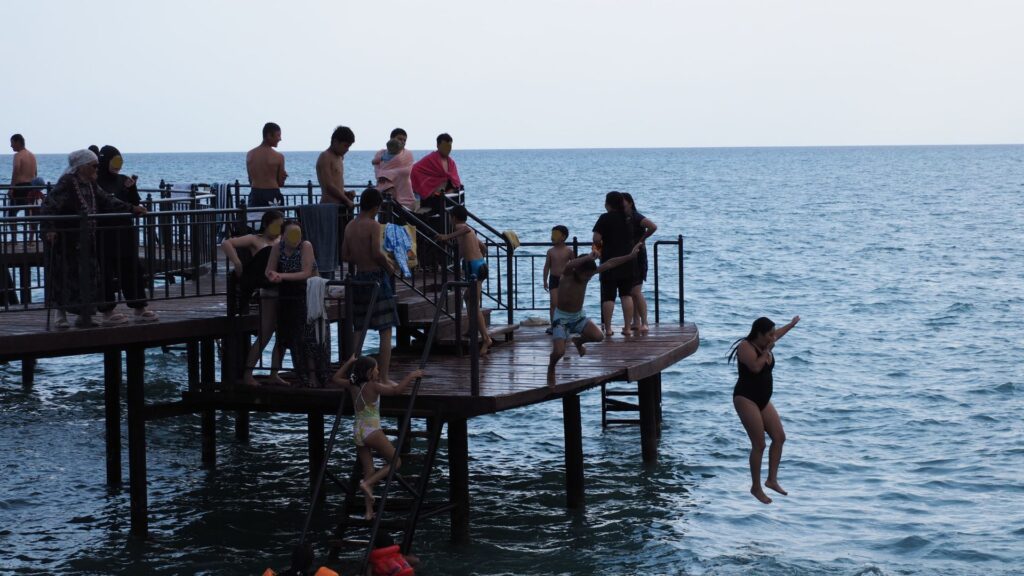 korumduで飛び込みする若者たち