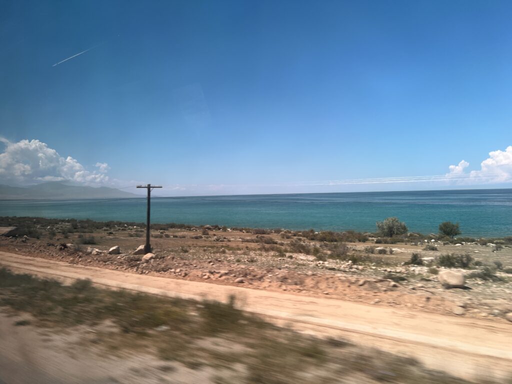 カラコルからカジサイへの道