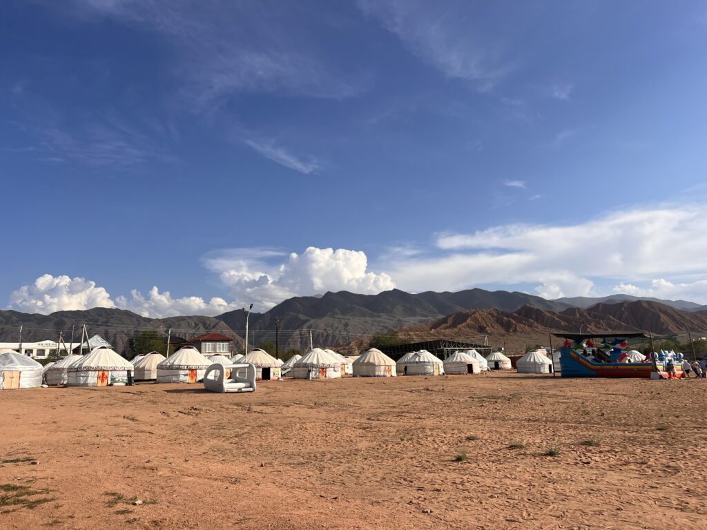 カジサイビーチのユルト