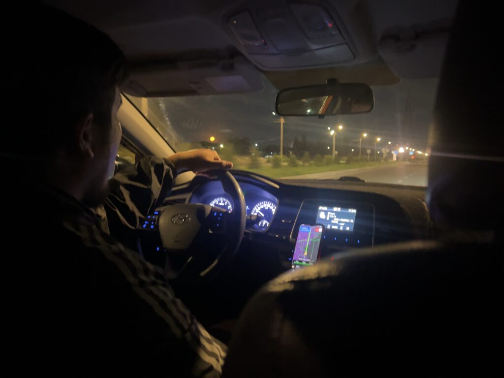 ビシュケク早朝のタクシー