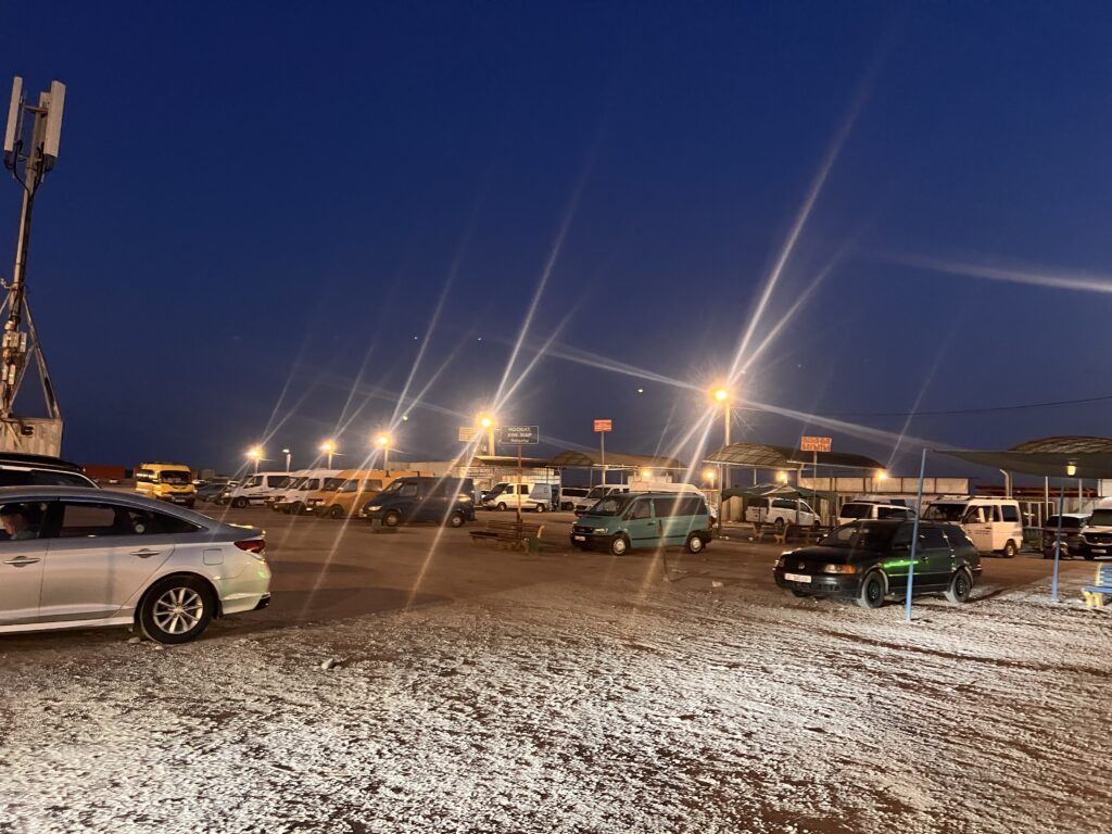 ビシュケクのオシュ行きマルシュルートカ乗り場