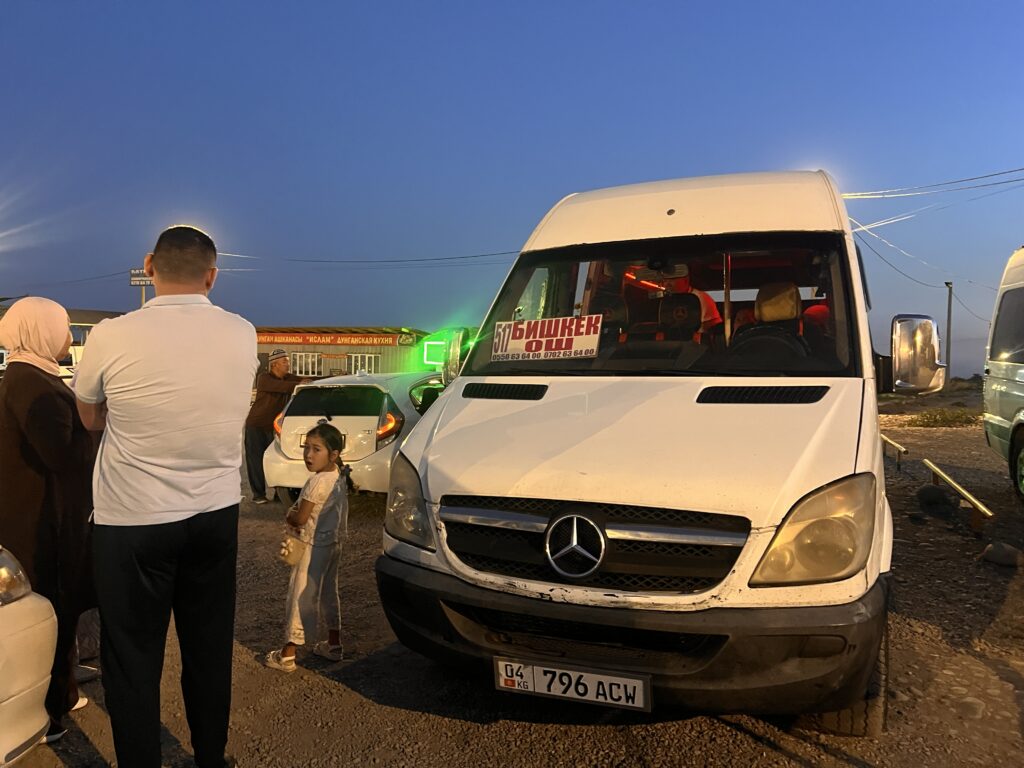 ビシュケクからオシュ行きマルシュルートカ