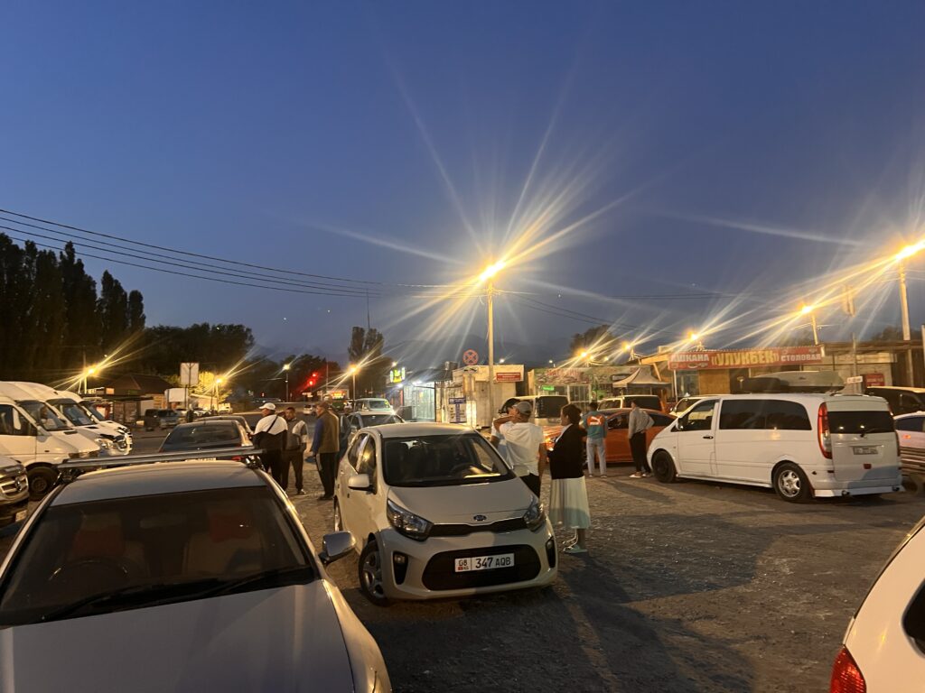 ビシュケクのオシュ行きマルシュルートカ乗り場