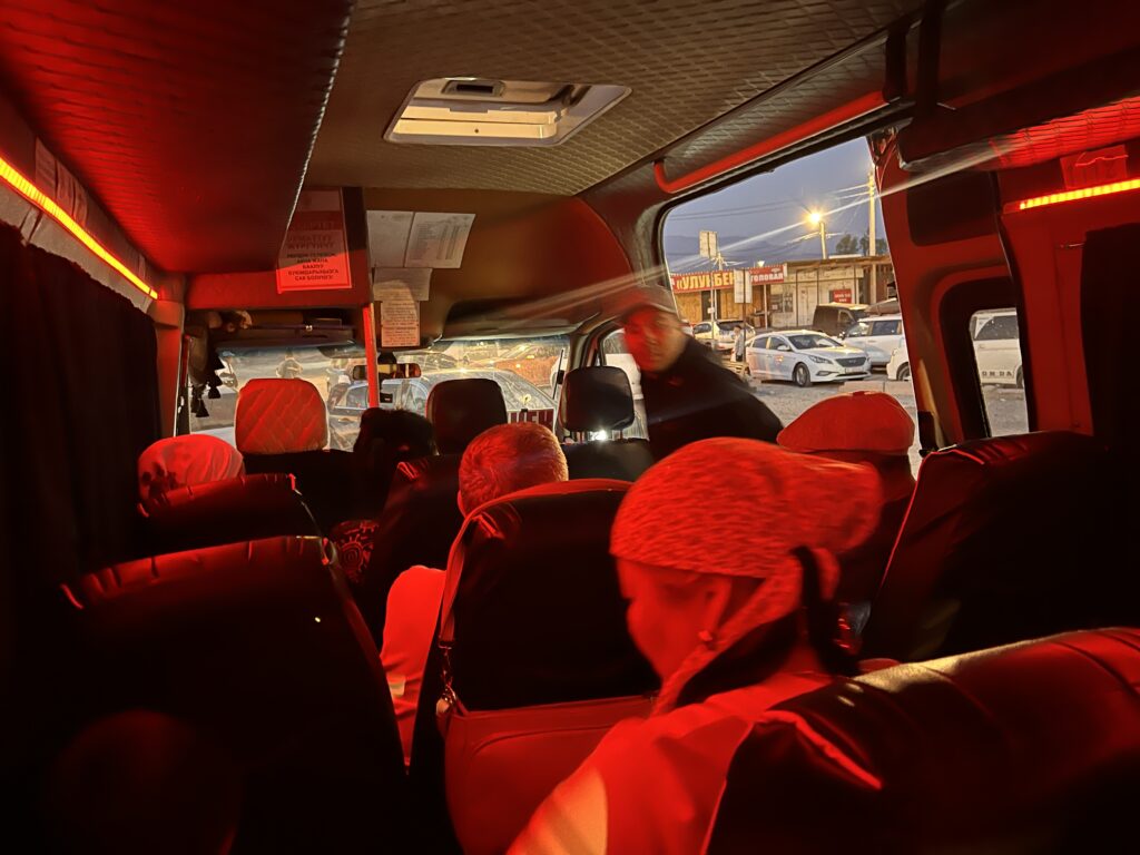 ビシュケクからオシュマルシュルートカ車内