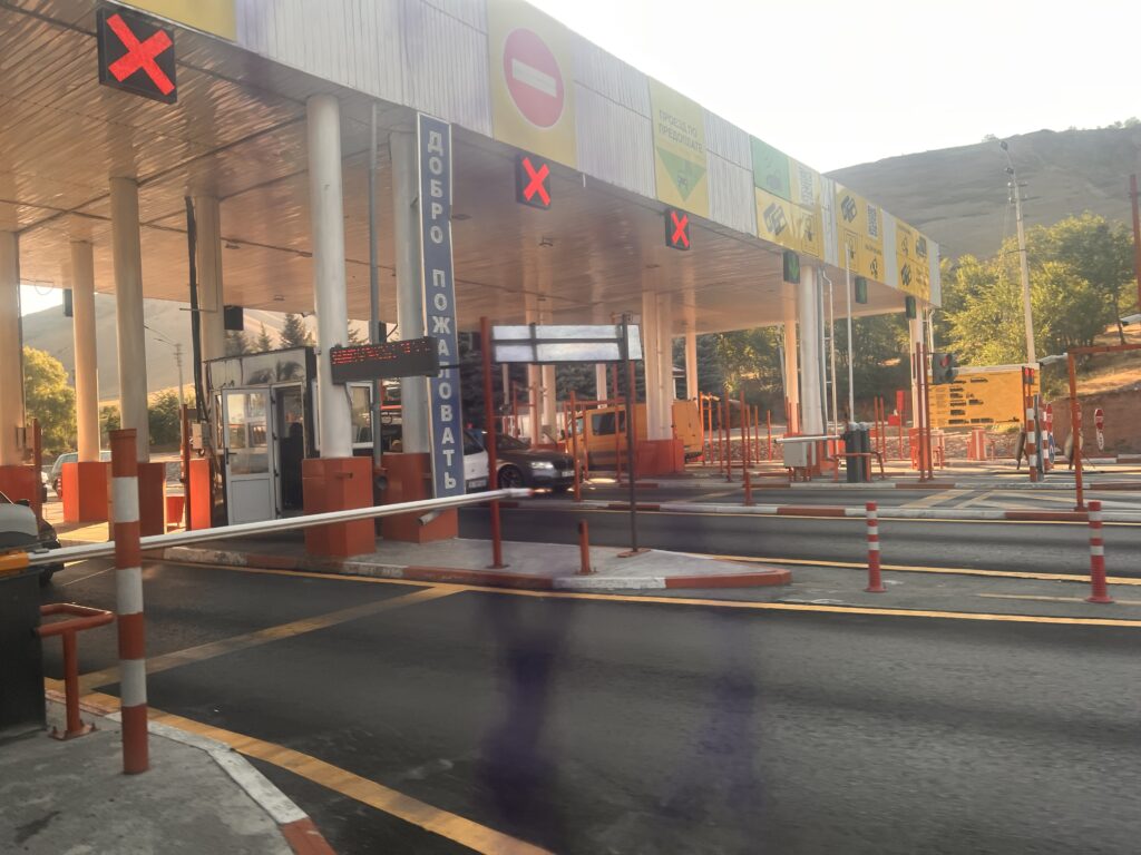 キルギス高速料金所