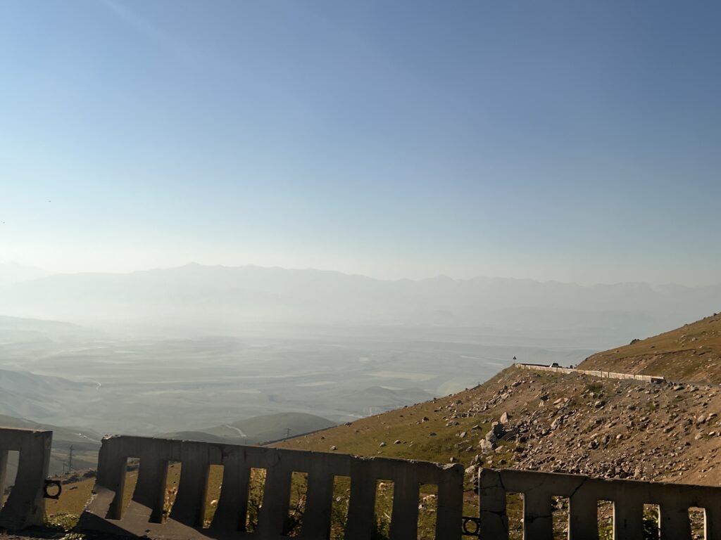 スザマル盆地を見下ろす