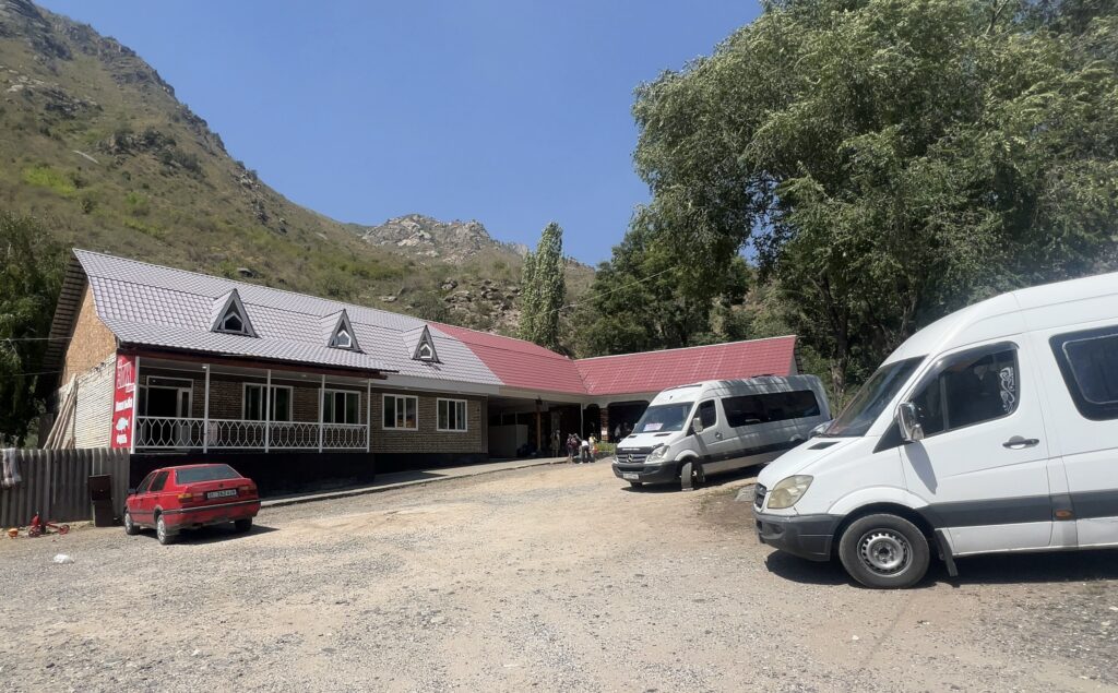 ビシュケクオシュ移動の昼食レストラン