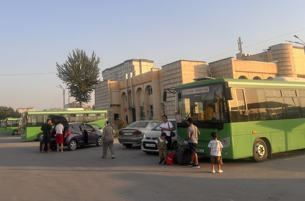 オシュバスターミナル到着