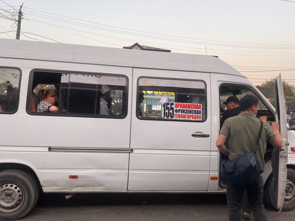 オシュ市街地行きマルシュ