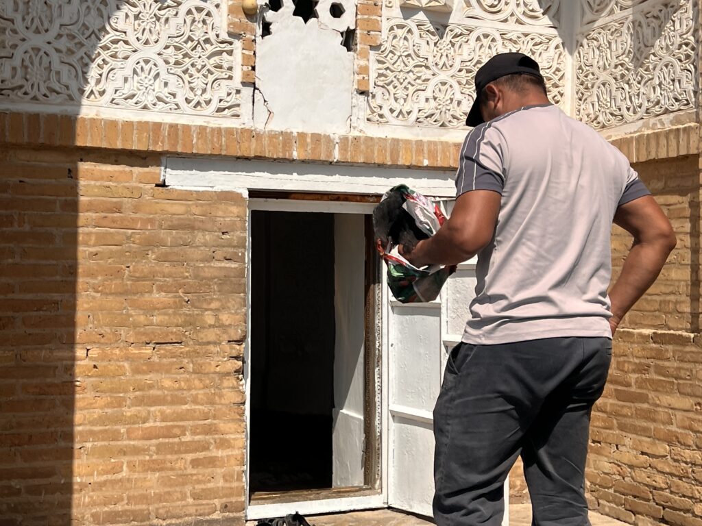 スレイマントーで鶏を捧げるおじさん