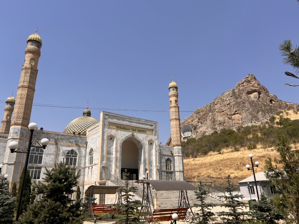 遠くから見たスレイマントー洞窟博物館