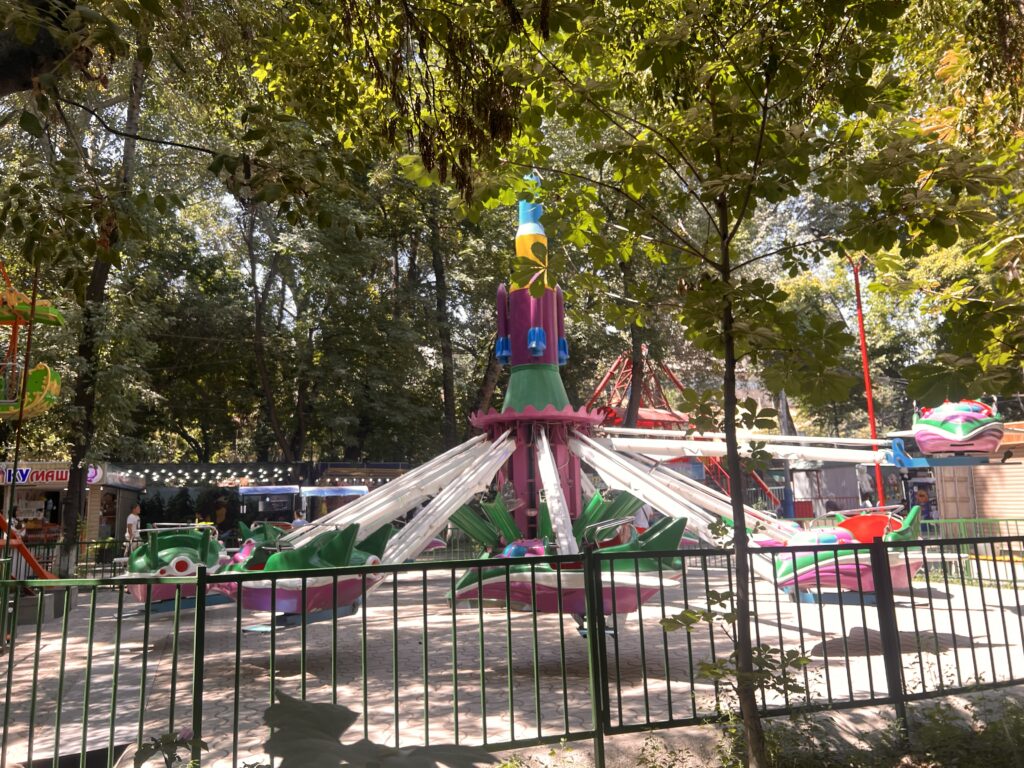 オシュ遊園地アトラクション