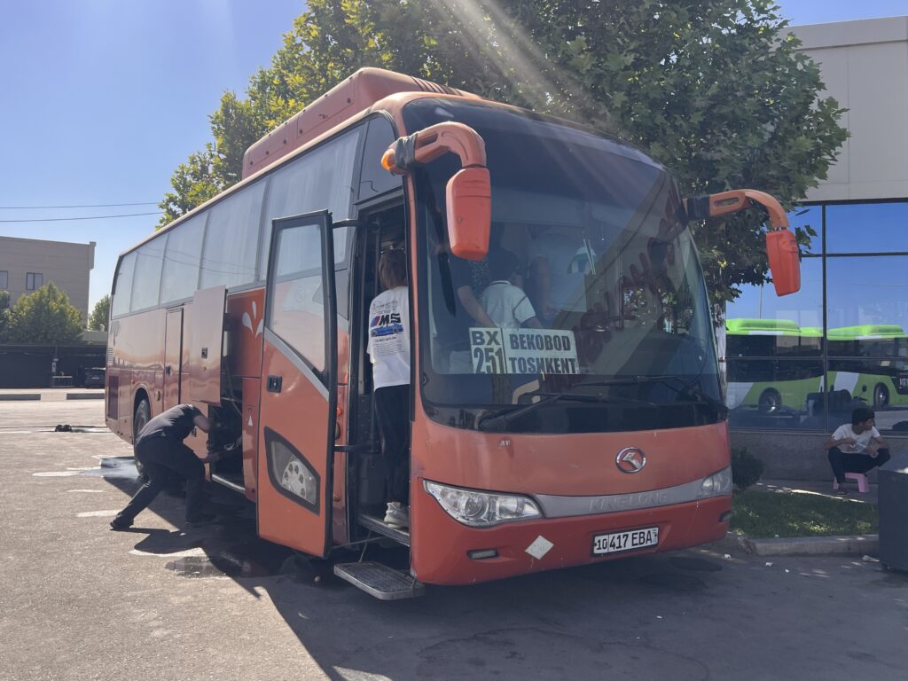 タシケントからベカバード行きバス