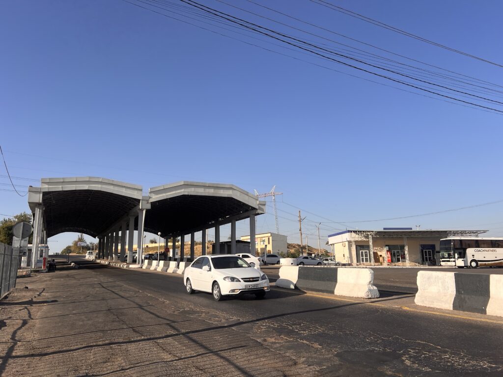 ウズベキスタン側イミグレへの分岐点