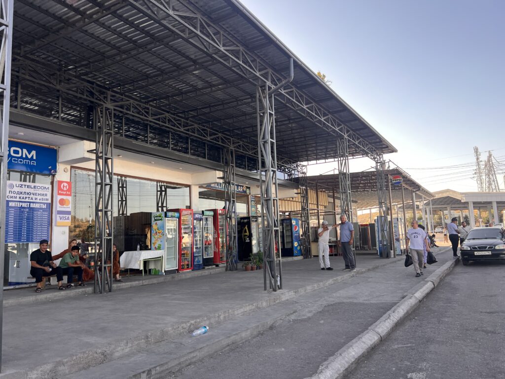 ウズベキスタン側イミグレ前
