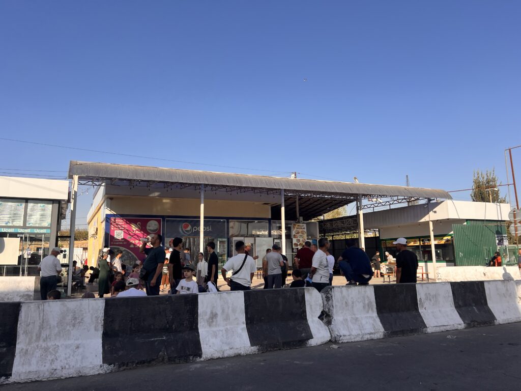 ウズベキスタン側イミグレ前