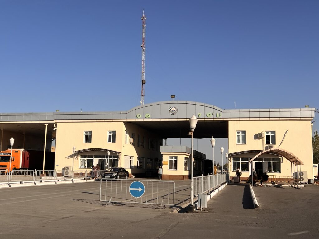 ウズベキスタン側イミグレ