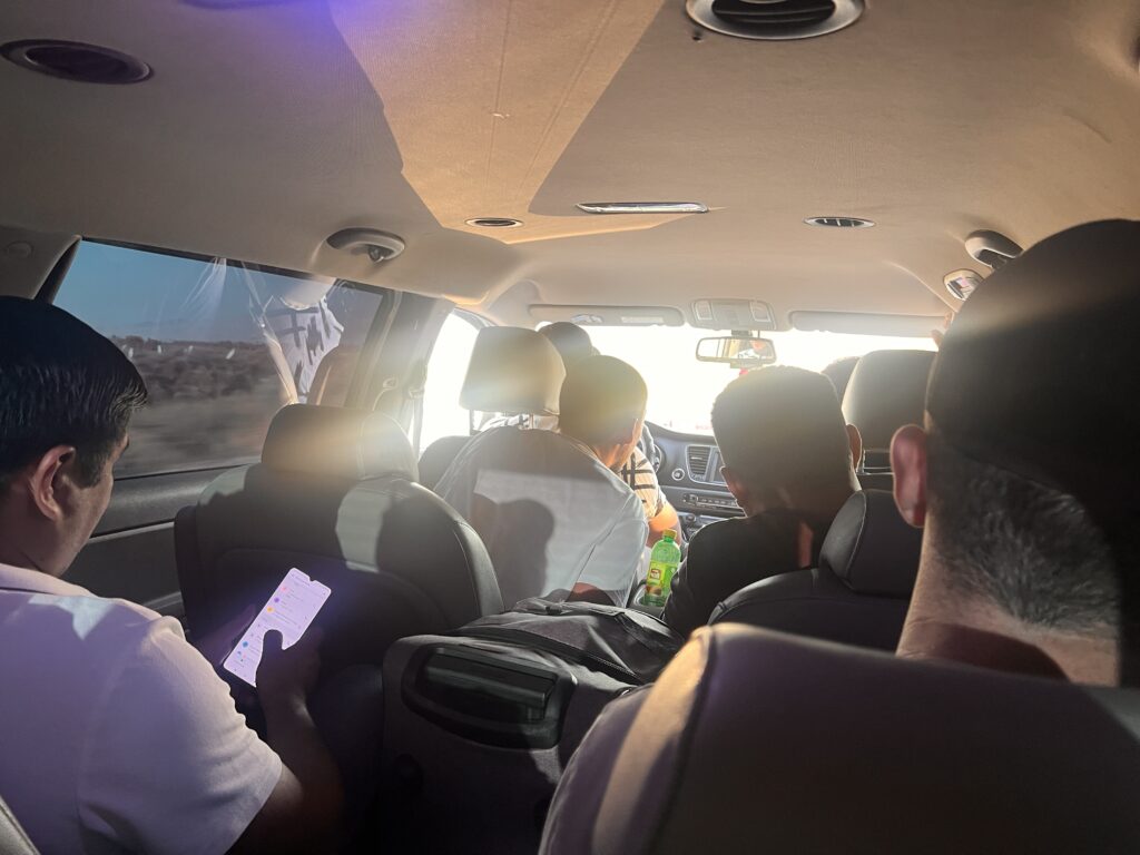 国境からフジャンドまでのシェアタクシー内